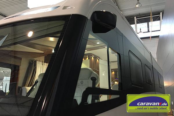 Erstes spiegelloses Reisemobil - links